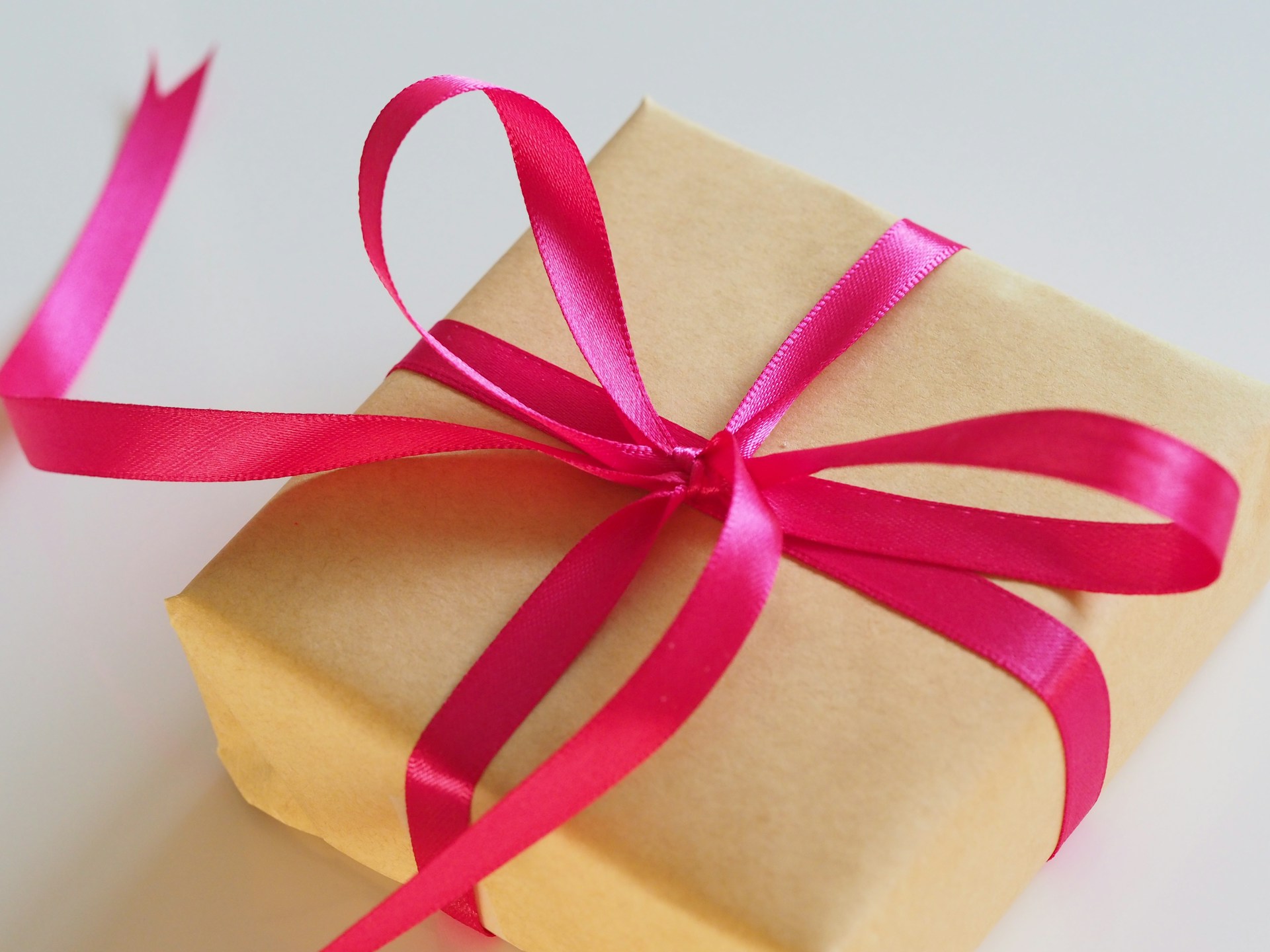 Guide to Choosing the Perfect Gift for Anniversaries and Birthda